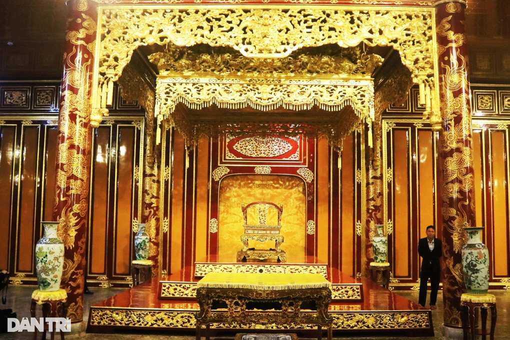 Leo lên ngai vàng điện Thái Hòa quậy phá: Giá trị nguyên bản đã không còn - 1 Leo lên ngai vàng điện Thái Hòa quậy phá: Giá trị nguyên bản đã không còn - 1