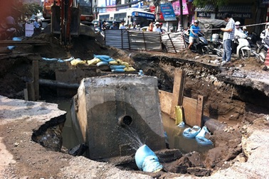 Hà Nội: Hố tử thần "nuốt chửng" đường Kim Ngưu