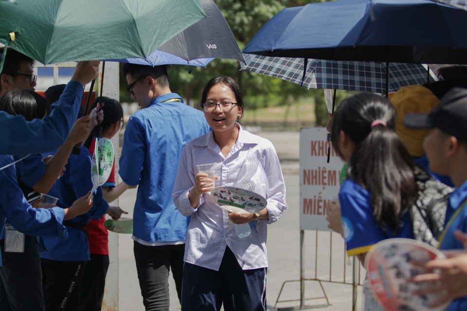 Thi Ngữ văn vào lớp 10 của Hà Nội: Thí sinh vui vẻ rời phòng thi vì đề dễ - 6 Thi Ngữ văn vào lớp 10 của Hà Nội: Thí sinh vui vẻ rời phòng thi vì đề dễ - 6