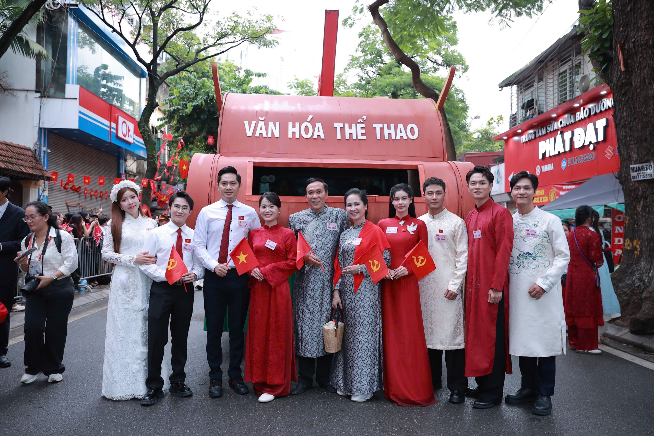 Lam Vy Da își lasă soțul acasă ca să aibă grijă de copii și merge la Hanoi pentru a participa la parada A80-1. Lâm Vỹ Dạ để chồng ở nhà chăm con, ra Hà Nội tham gia diễu hành A80 - 1