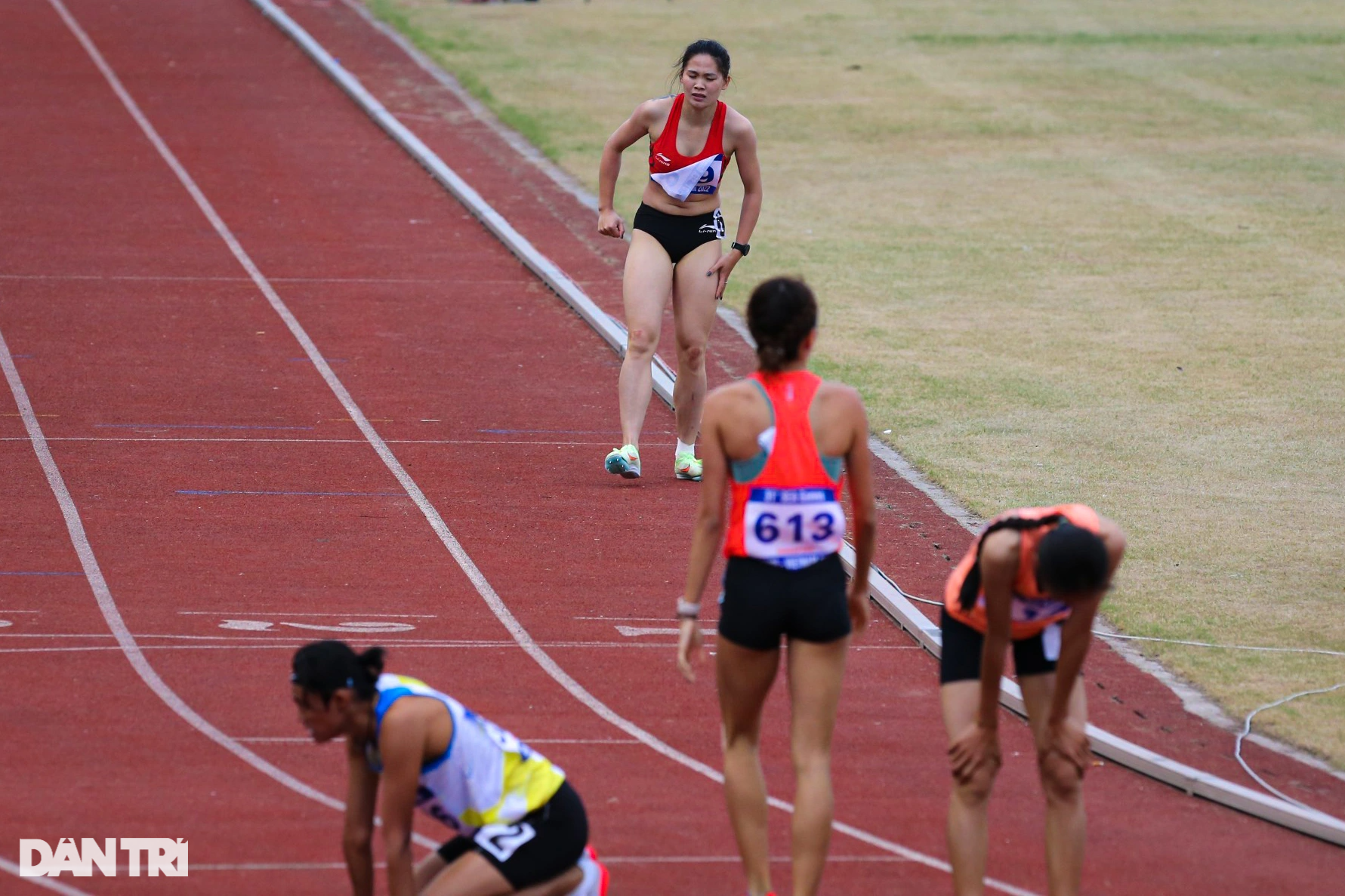 Người đẹp vô địch SEA Games phải nằm cáng rời sân thi đấu do chấn thương - 5 Người đẹp vô địch SEA Games phải nằm cáng rời sân thi đấu do chấn thương - 5