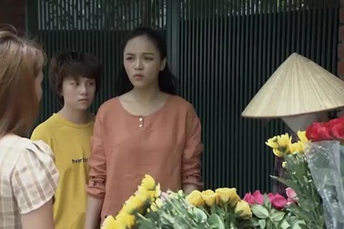 Cảnh 3 chị em chết lặng khi nhận ra cô bán hoa quá giống người mẹ quá cố của mình
