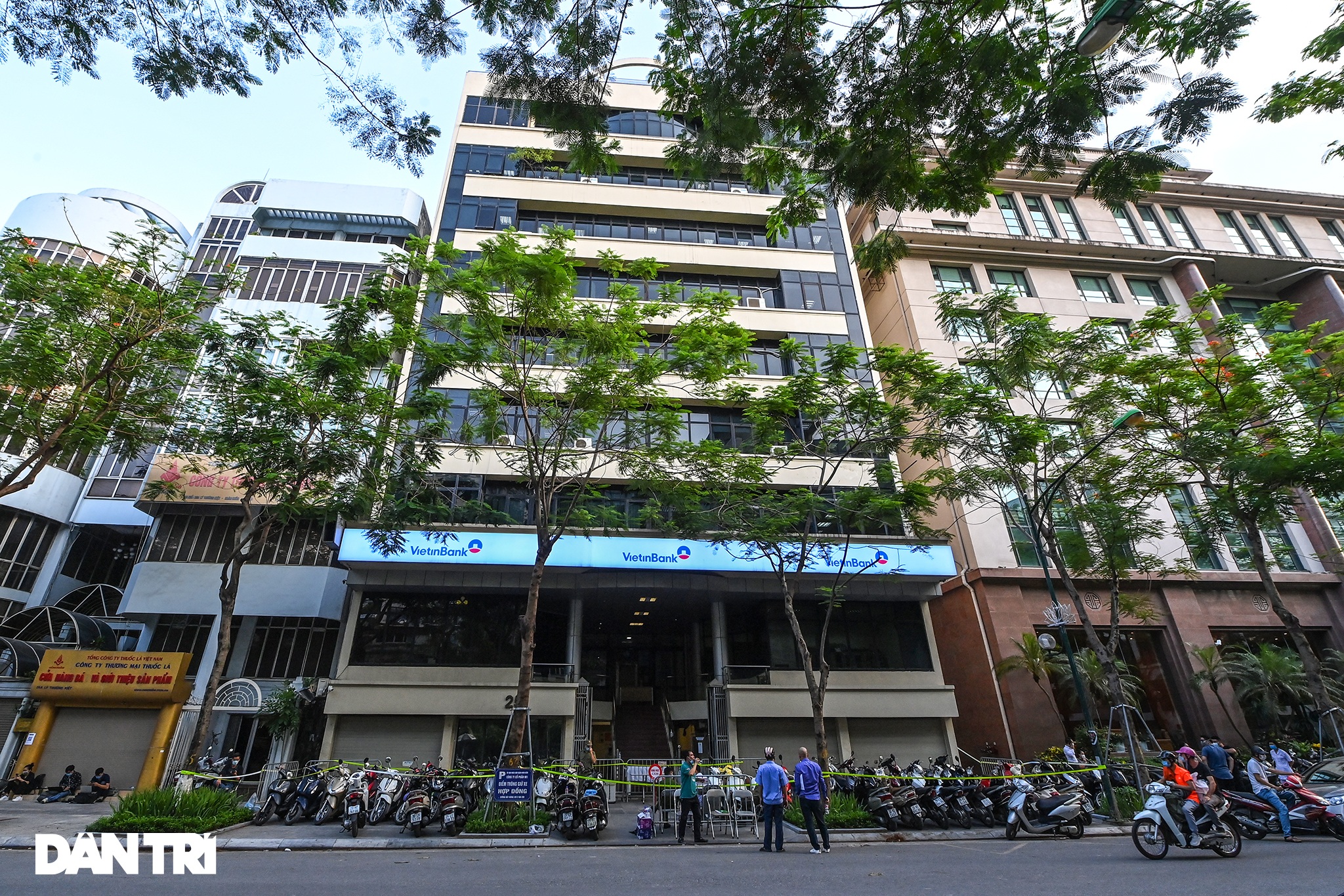 Phong tỏa tòa nhà số 25 phố Lý Thường Kiệt do có ca nghi nhiễm SARS-CoV-2 - 1 Phong tỏa tòa nhà số 25 phố Lý Thường Kiệt do có ca nghi nhiễm SARS-CoV-2 - 1