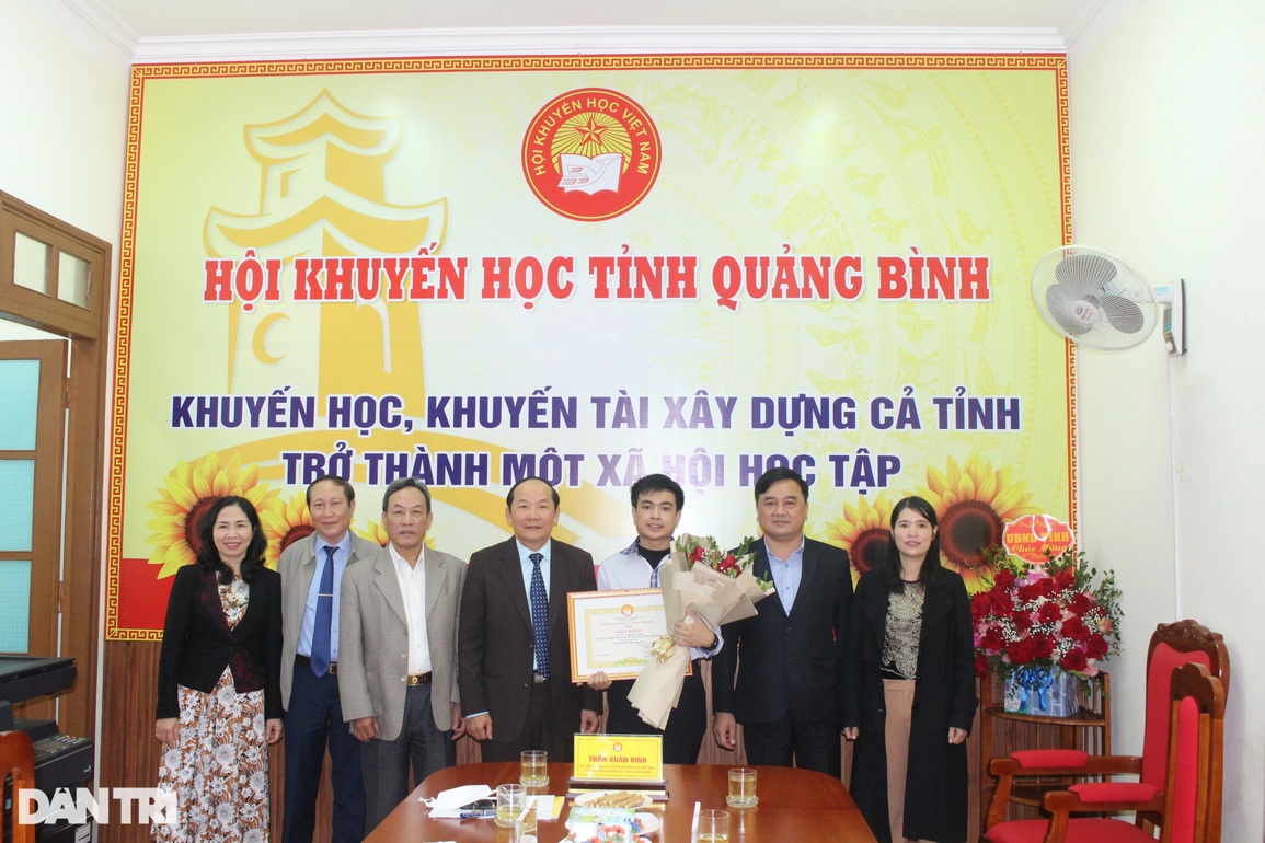 Khen thưởng nam sinh giành vòng nguyệt quế tuần của Đường lên đỉnh Olympia - 1 Khen thưởng nam sinh giành vòng nguyệt quế tuần của Đường lên đỉnh Olympia - 1