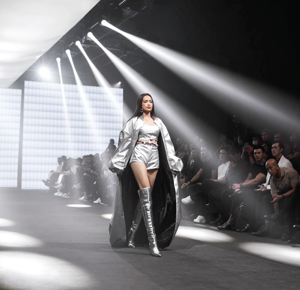 Hoa hậu Ngọc Châu khoe chân dài thẳng tắp, catwalk ấn tượng - 3 Hoa hậu Ngọc Châu khoe chân dài thẳng tắp, catwalk ấn tượng - 3