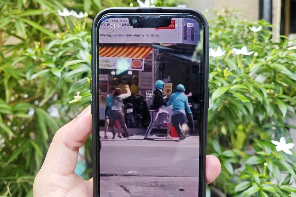 Nhóm người ẩu đả trước quán trà sữa ở TPHCM - 1 Nhóm người ẩu đả trước quán trà sữa ở TPHCM - 1