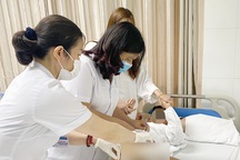 Bị chó đẻ tấn công, bé trai 9 tuổi chấn thương nghiêm trọng vùng dương vật