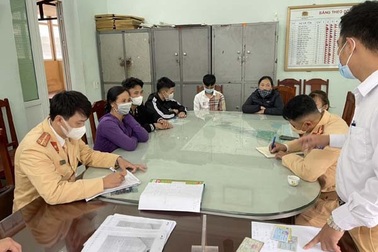 Cảnh sát giao thông hóa trang, bắt hàng chục "quái xế"... bốc đầu xe