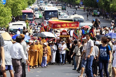 Tiễn biệt gia đình ông Phương “khói lửa”