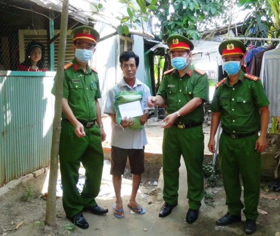 Công an “gõ cửa từng nhà” tặng quà người bán vé số - 5 Công an “gõ cửa từng nhà” tặng quà người bán vé số - 5