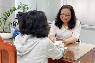 Một phụ nữ suýt mất tiền vì tin "người tình gửi tặng 1 triệu USD"