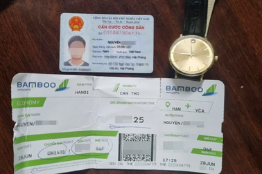 Camera an ninh phát hiện khách đi máy bay trộm đồng hồ trong khay hành lý
