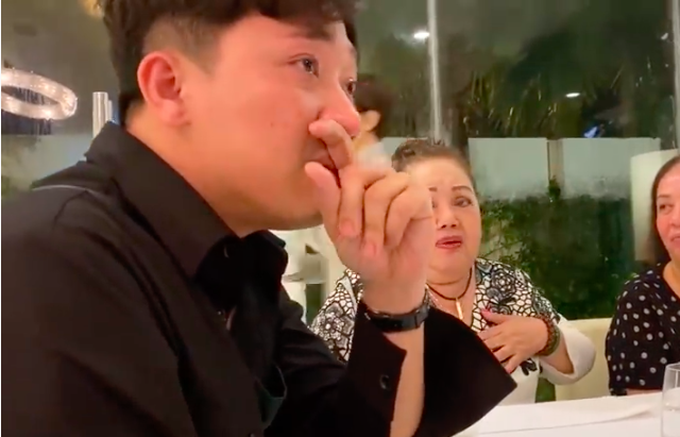 NSND Ngọc Giàu tiết lộ lí do không thể đi xa cùng hội bạn đình đám, Trấn Thành lập tức bật khóc nức nở - Ảnh 4. NSND Ngọc Giàu tiết lộ lí do không thể đi xa cùng hội bạn đình đám, Trấn Thành lập tức bật khóc nức nở - Ảnh 4.