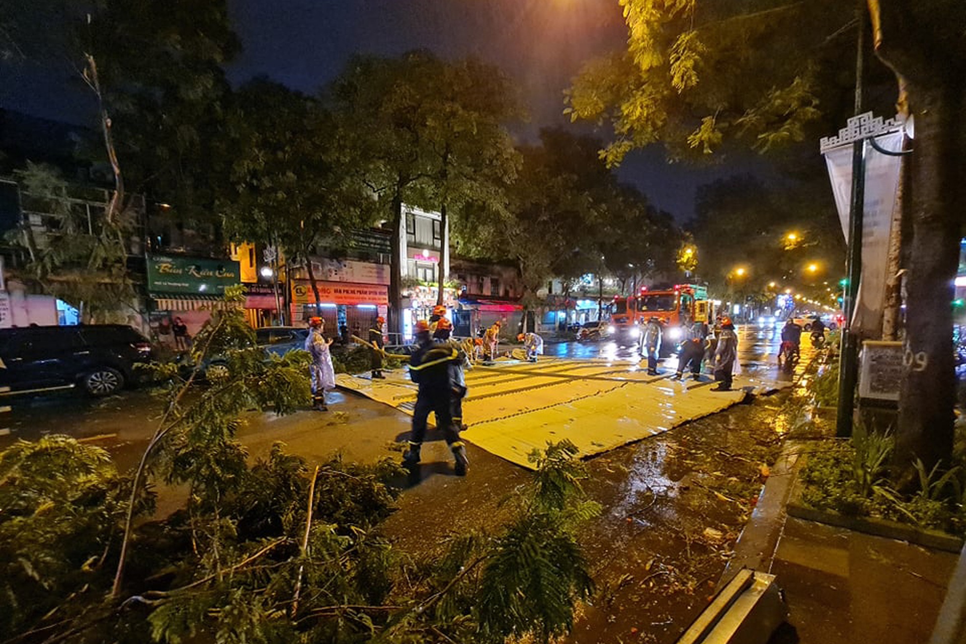 Hình ảnh cơn giông lớn chưa từng thấy bao trùm Hà Nội chiều 26/6 - 13 Hình ảnh cơn giông lớn chưa từng thấy bao trùm Hà Nội chiều 26/6 - 13