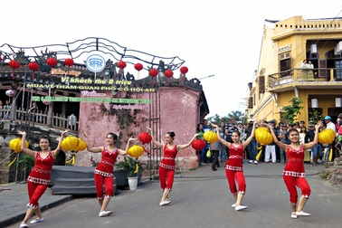 Hội An đón lượt khách thứ 8 triệu tham quan phố cổ