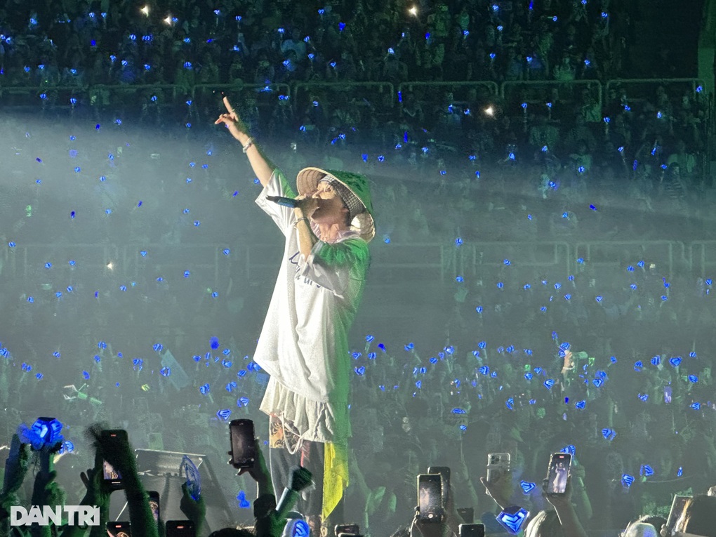 Hai thành viên Super Junior đội nón lá, nói anh yêu em với khán giả Việt - 2 Hai thành viên Super Junior đội nón lá, nói anh yêu em với khán giả Việt - 2