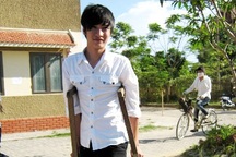 2 thí sinh tật nguyền chống nạng đi thi ĐH