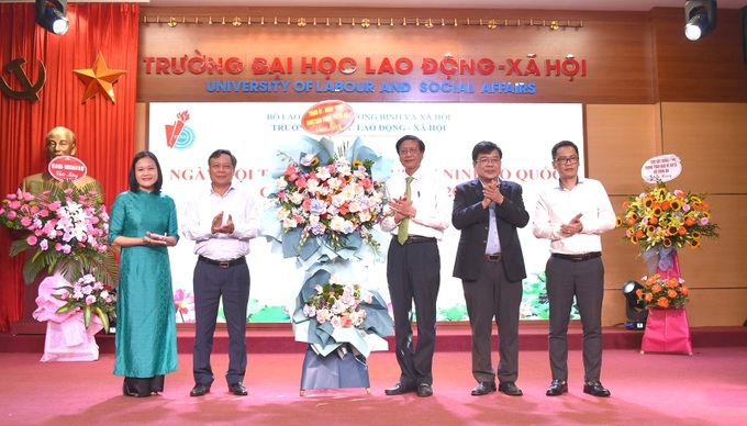 Đồng chí Nguyễn Văn Phong - Phó Bí thư Thành ủy Hà Nội tặng hoa biểu dương và đánh giá cao các hoạt động bảo vệ an ninh Tổ quốc của Trường Đại học Lao động - Xã hội