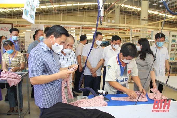 Bí thư Tỉnh ủy Đỗ Trọng Hưng cùng đoàn công tác thăm và kiểm tra tình hình sản xuất Công ty TNHH NY Hoa Việt (Ảnh BTH)