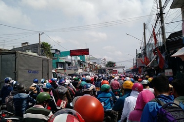 Hàng ngàn người chôn chân ở bến phà Vàm Cống