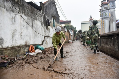 Dân làng vất vả dọn đống ngổn ngang sau vụ nổ ở Bắc Ninh