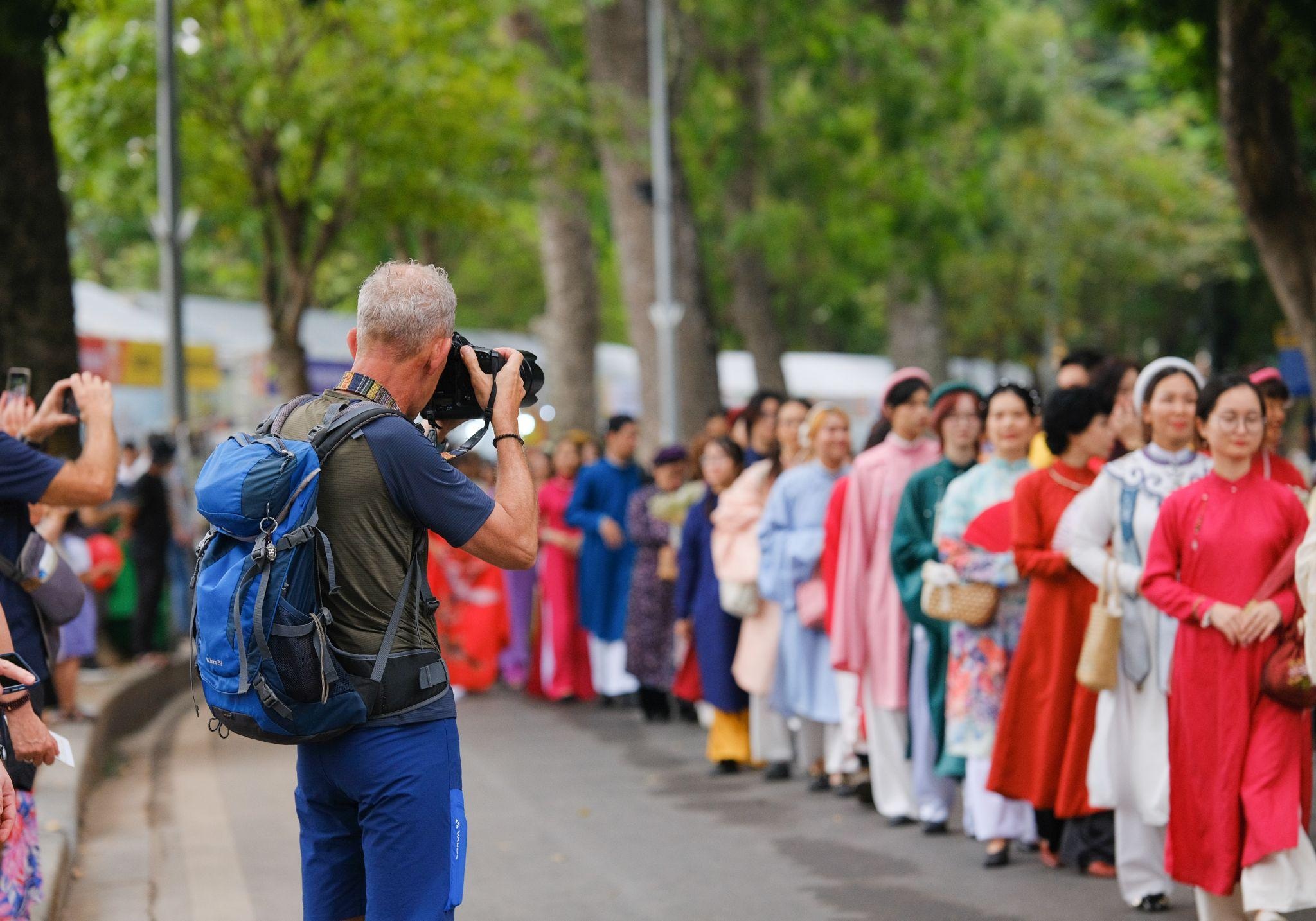 Hơn 100 người mặc cổ phục Việt diễu hành trên phố đi bộ Hồ Gươm - 13