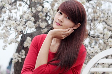 Giới trẻ nô nức chụp ảnh khai xuân ở vườn đào Nhật Tân