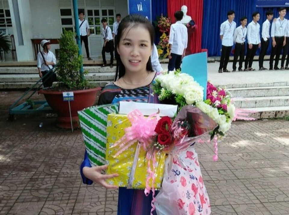 Chủ tịch Cà Mau tặng bằng khen “cô giáo dạy Văn hát cải lương Truyện Kiều” - 1 Chủ tịch Cà Mau tặng bằng khen “cô giáo dạy Văn hát cải lương Truyện Kiều” - 1