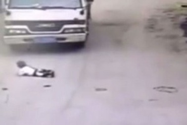 Thót tim khoảnh khắc xe tải chạy lùi suýt cán chết em nhỏ