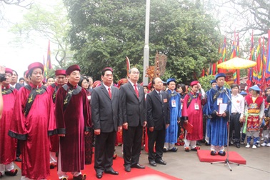 Hàng vạn người thành kính dâng hương tưởng nhớ Vua Hùng