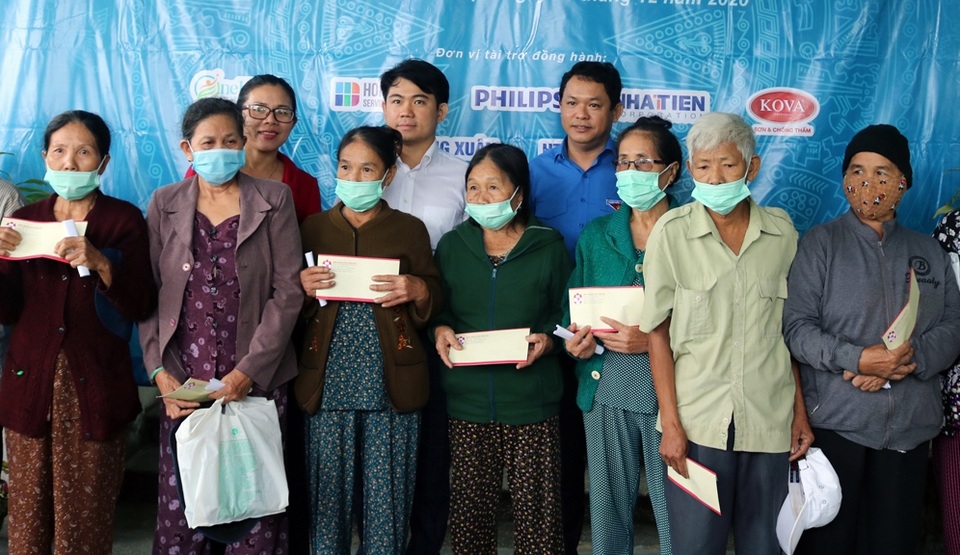 Khám và cấp thuốc miễn phí cho người dân miền núi khó khăn - 3 Khám và cấp thuốc miễn phí cho người dân miền núi khó khăn - 3