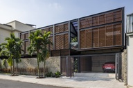 Biệt thự độc đáo được làm bằng gỗ và "biết thở" tại trung tâm TPHCM