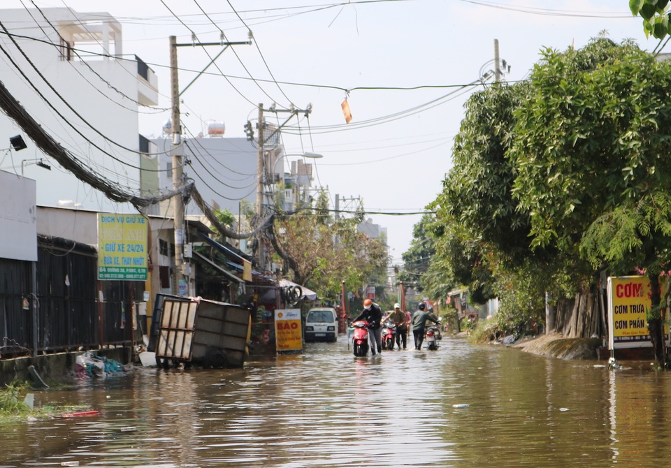 Trời không mưa, đường ở TP Thủ Đức vẫn ngập như sông - 4 Trời không mưa, đường ở TP Thủ Đức vẫn ngập như sông - 4