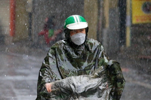 Mưa rét ở miền Bắc, cảnh báo triều cường ở miền Nam