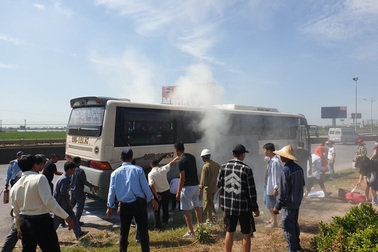 Hàng chục người kịp thời "cứu" chiếc xe khách bốc khói nghi ngút
