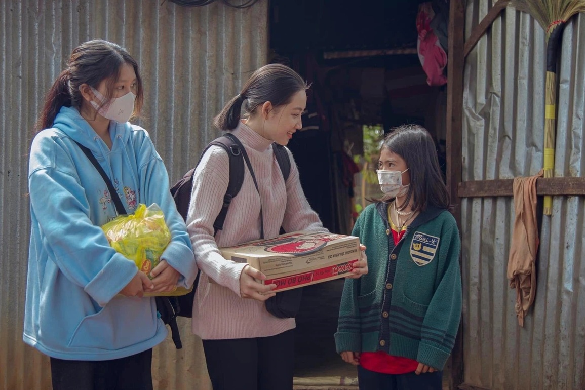 Nữ sinh 18 tuổi cùng hành trình chở niềm vui đến các làng khó khăn - 1 Nữ sinh 18 tuổi cùng hành trình chở niềm vui đến các làng khó khăn - 1