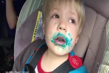 "Con đã ăn bánh phải không?"