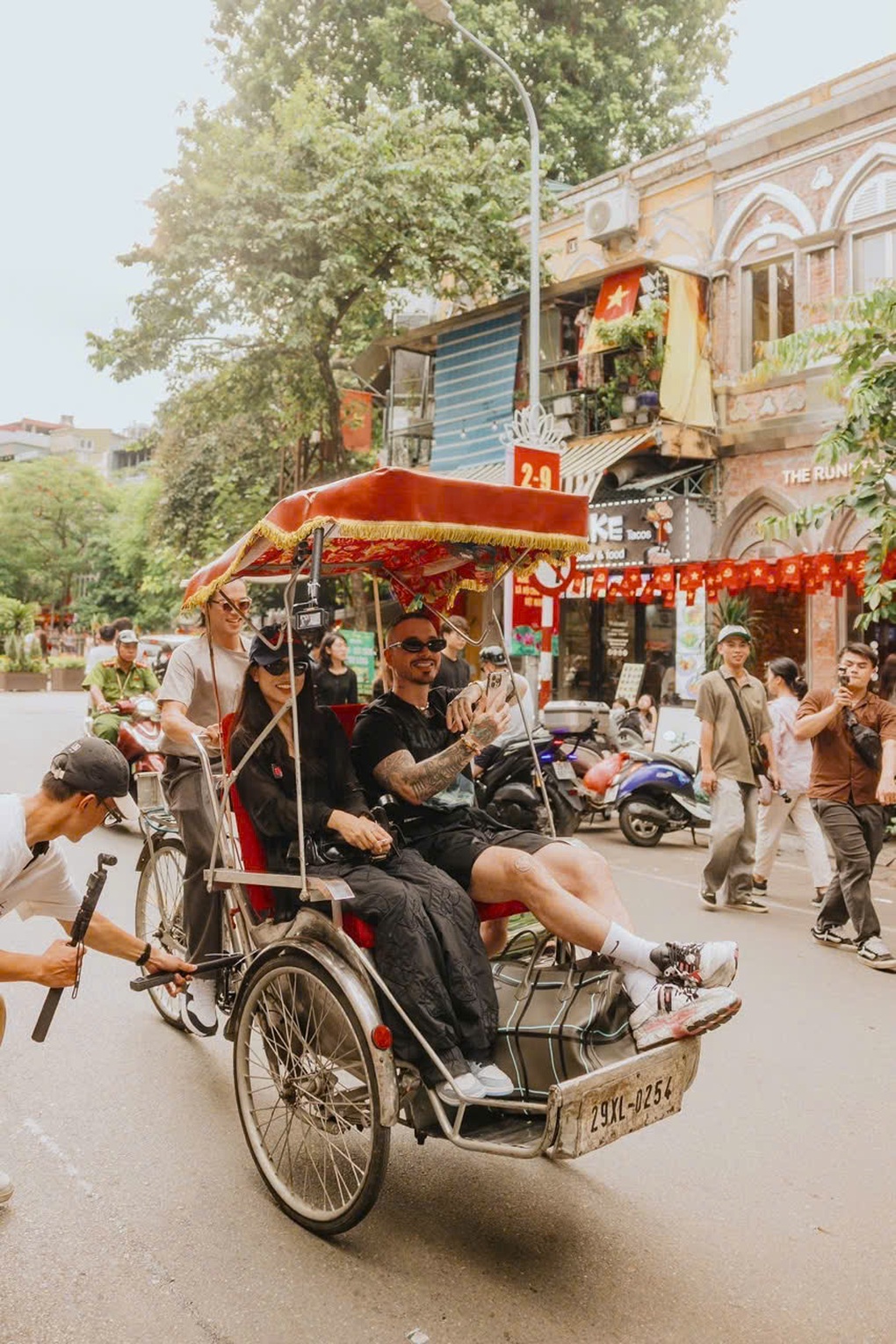 Đếm ngược 8Wonder: Khán giả có mặt từ sớm, dàn nghệ sĩ chuẩn bị cho đêm diễn - 3