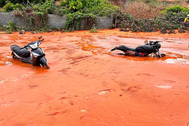 Tràn cát đỏ ở Mũi Né có nơi dày 1,5m, không có thiệt hại về người