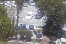 Hố tử thần khổng lồ "nuốt chửng" nhiều ô tô ở Israel