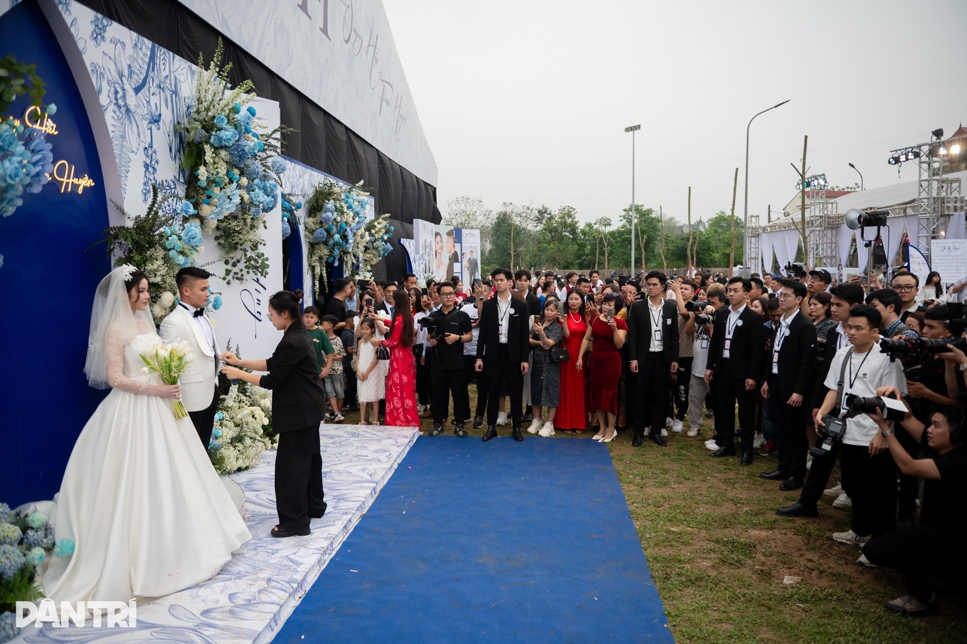 HLV Park Hang Seo nắm chặt tay Quang Hải, rạng rỡ đến dự đám cưới - 3 HLV Park Hang Seo nắm chặt tay Quang Hải, rạng rỡ đến dự đám cưới - 3