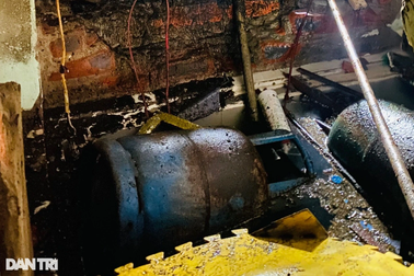 Vụ "nổ như bom" tại quán ăn ở Hà Nội: Đóng mở cửa sắt gây nổ khí gas?