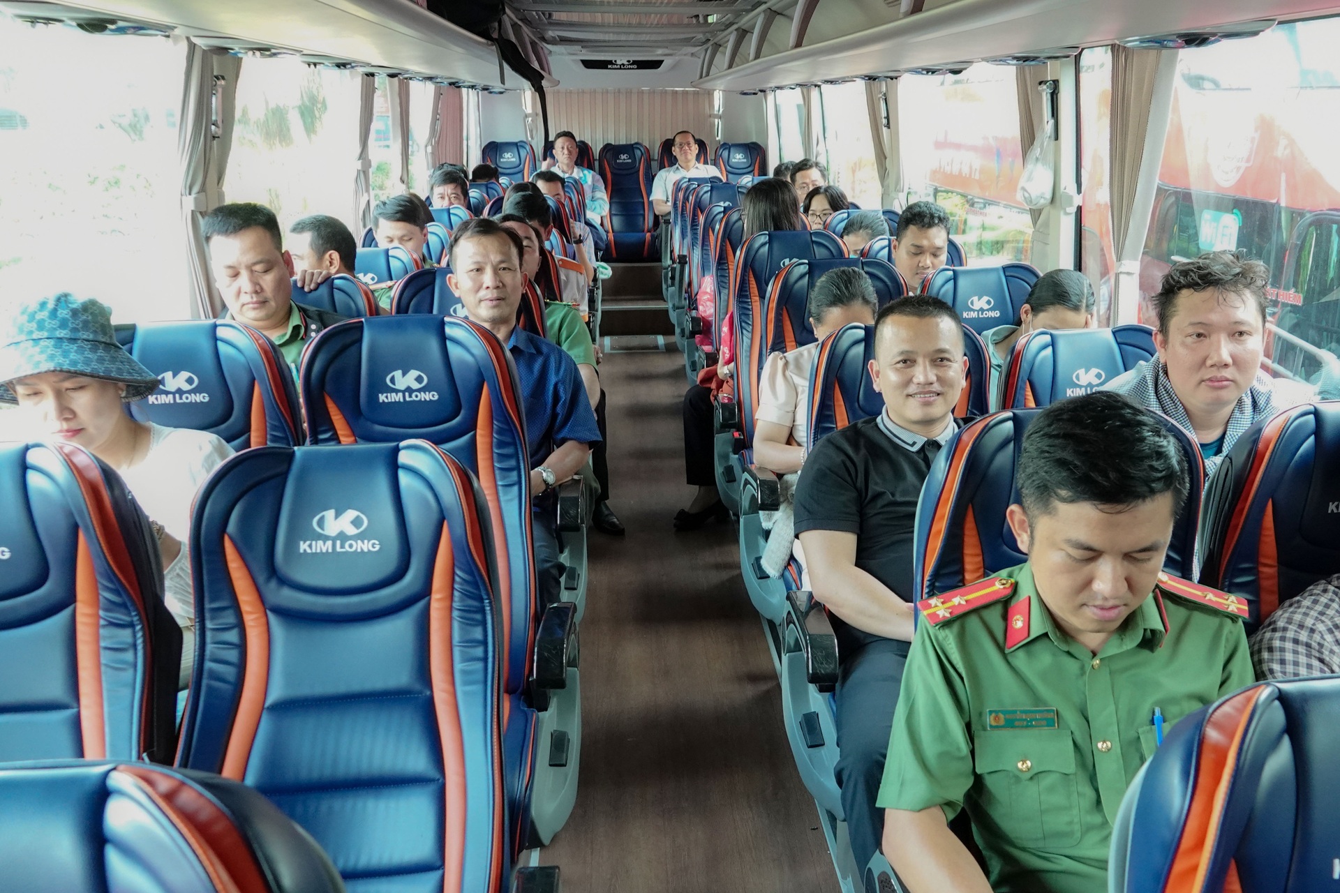 Chuyện những chuyến xe từ 4h, cán bộ công chức đi làm 100km mỗi ngày - 9 Chuyện những chuyến xe từ 4h, cán bộ công chức đi làm 100km mỗi ngày - 9