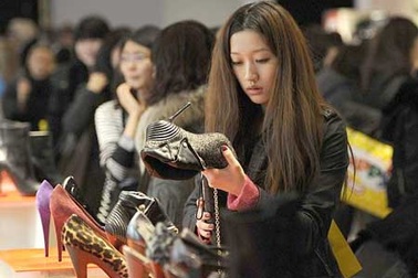 Mua hàng hiệu trong "thời buổi mặc cả"