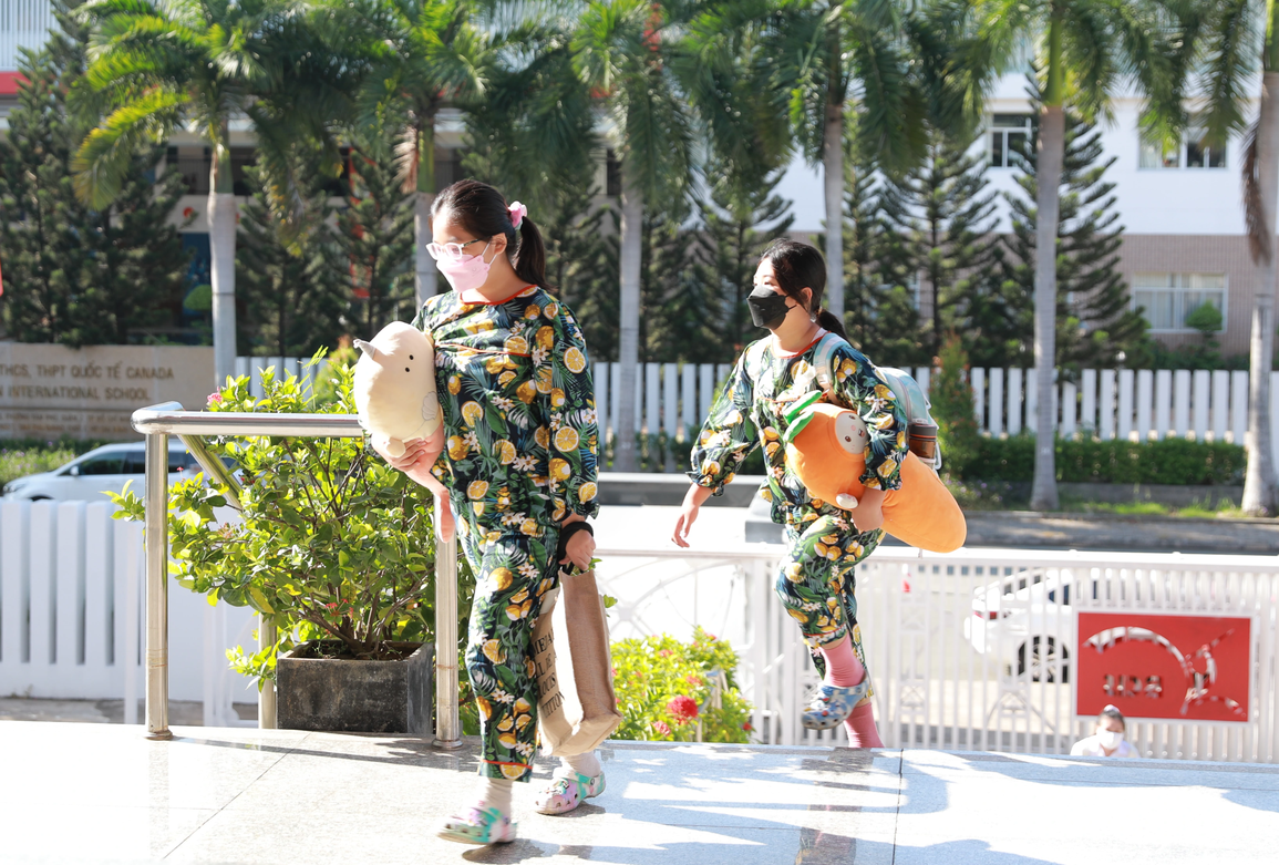 Nữ hiệu trưởng mặc đồ ngủ đi làm - 4 Nữ hiệu trưởng mặc đồ ngủ đi làm - 4