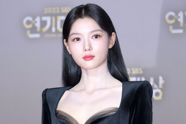 Dàn nghệ sĩ Hàn Quốc mặc đồ đen, tưởng nhớ Lee Sun Kyun tại lễ trao giải