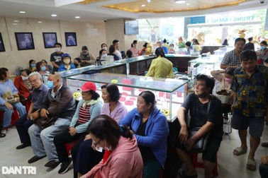 Quang cảnh ngày đầu 4 ngân hàng bán vàng giá dưới 80 triệu đồng/lượng