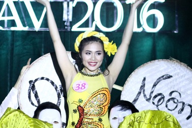 Nữ sinh Ngoại giao múa Bánh trôi nước phiên bản EDM