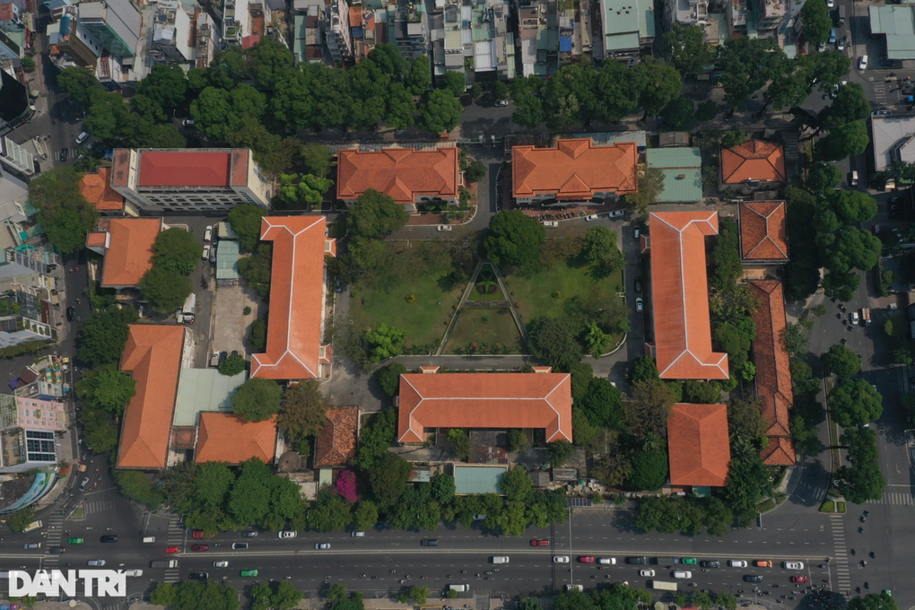 TPHCM xử lý vụ Viện Pasteur chìm trong biển quảng cáo - 1