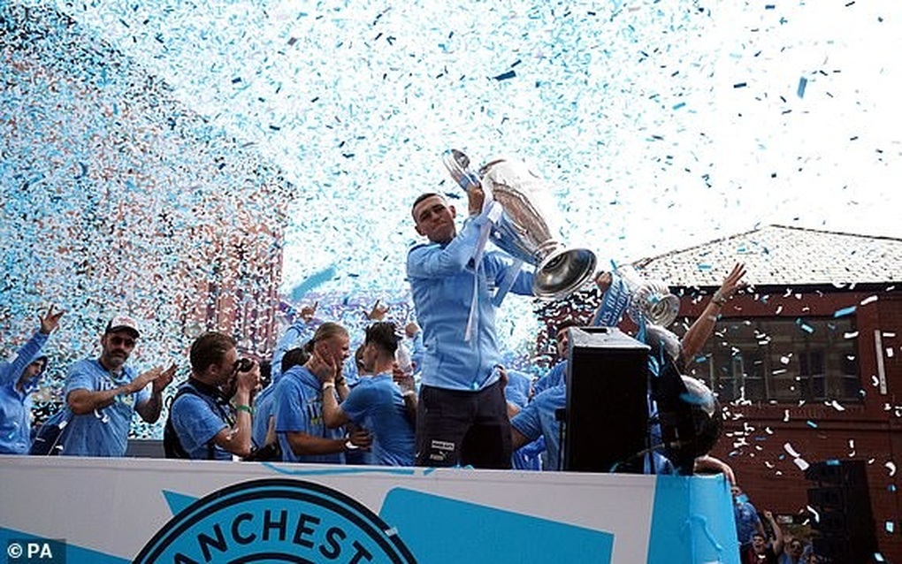 Man City diễu hành ăn mừng chức vô địch Champions League - 10 Man City diễu hành ăn mừng chức vô địch Champions League - 10